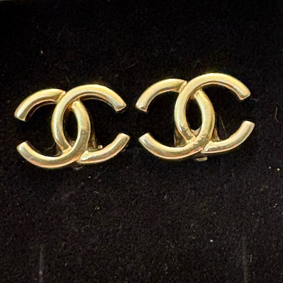 Original Chanel CC logo clip on gold plated Earrings - Picture 2 of 12